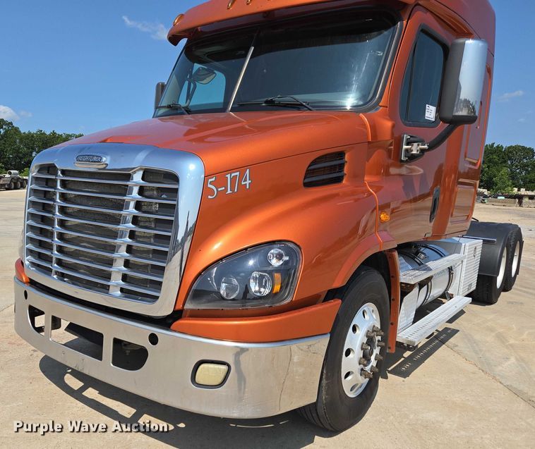 image for item ED2037 2015 Freightliner Cascadia semi truck