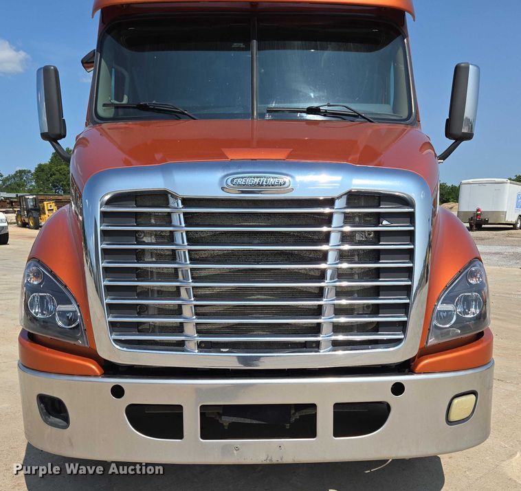image for item ED2037 2015 Freightliner Cascadia semi truck
