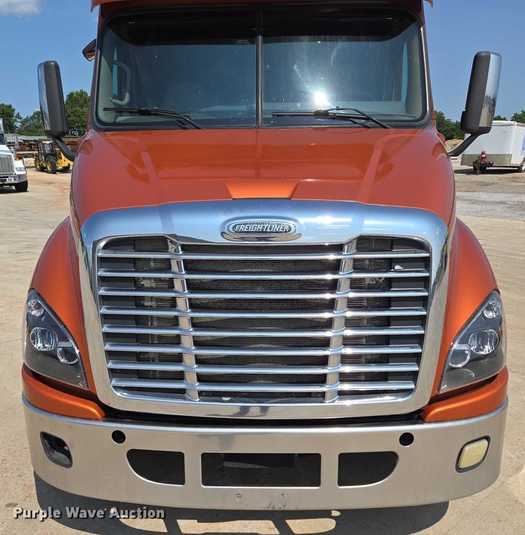 image for item ED2037 2015 Freightliner Cascadia semi truck