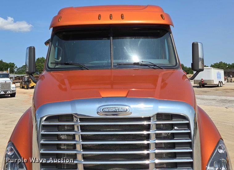 image for item ED2037 2015 Freightliner Cascadia semi truck
