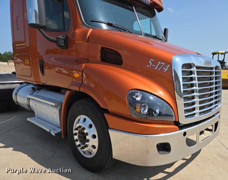 image for item ED2037 2015 Freightliner Cascadia semi truck