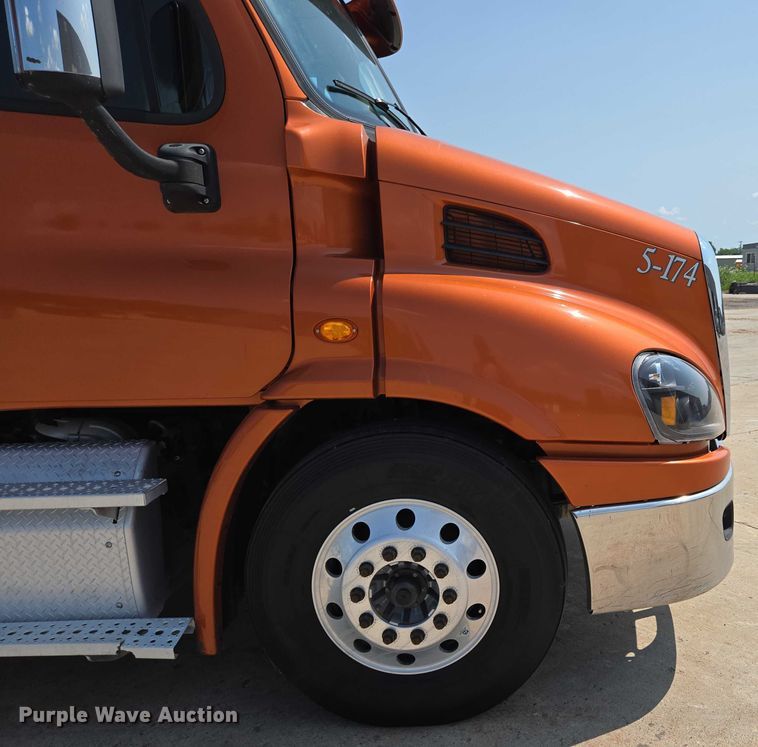 image for item ED2037 2015 Freightliner Cascadia semi truck