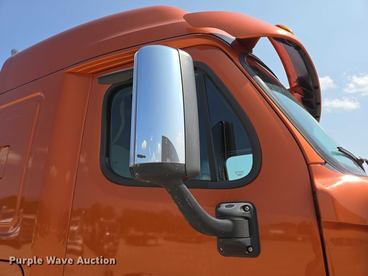 image for item ED2037 2015 Freightliner Cascadia semi truck