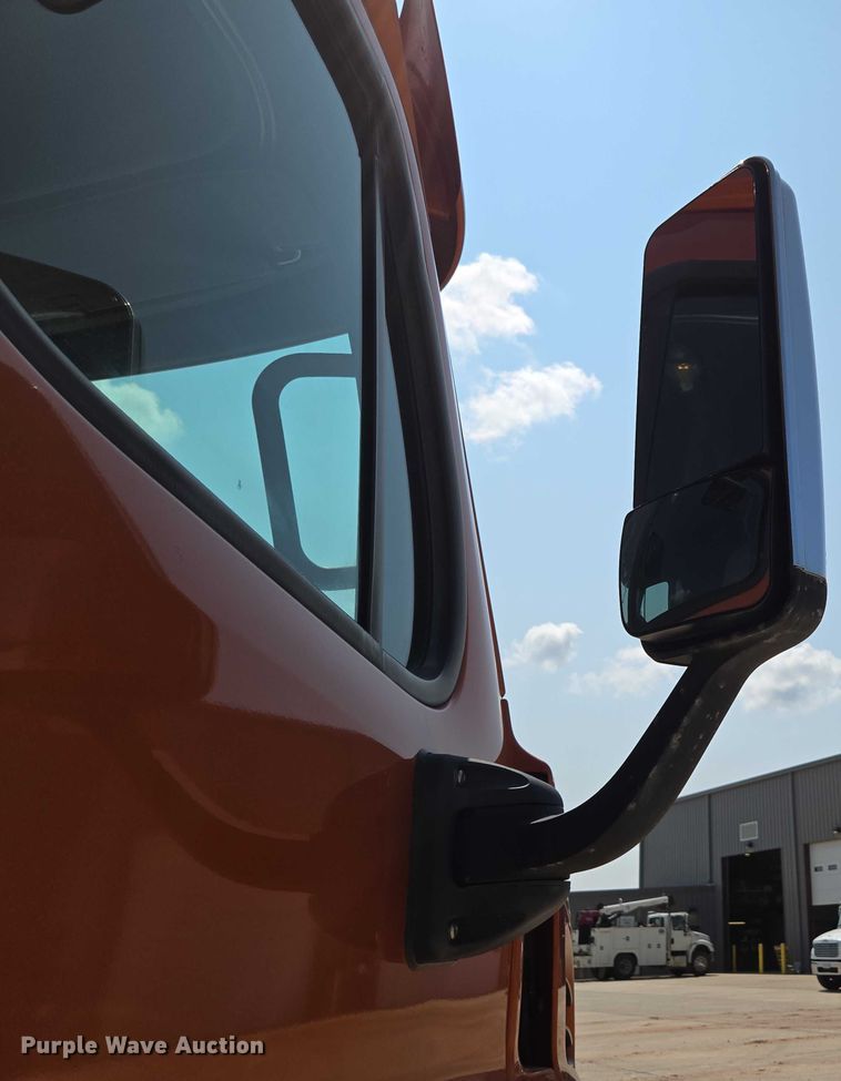 image for item ED2037 2015 Freightliner Cascadia semi truck