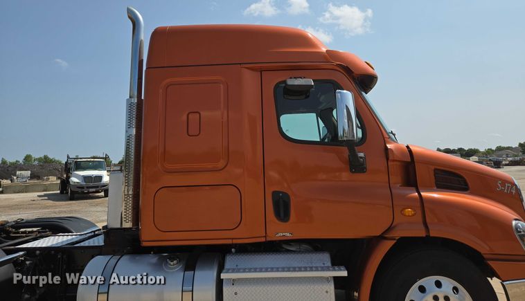 image for item ED2037 2015 Freightliner Cascadia semi truck