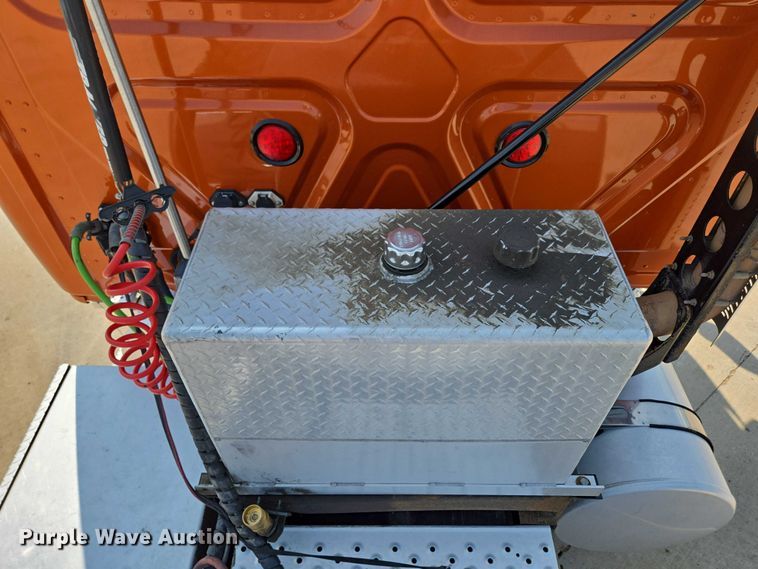 image for item ED2037 2015 Freightliner Cascadia semi truck