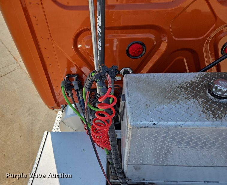 image for item ED2037 2015 Freightliner Cascadia semi truck