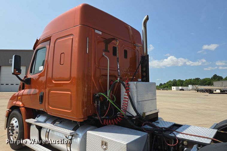 image for item ED2037 2015 Freightliner Cascadia semi truck