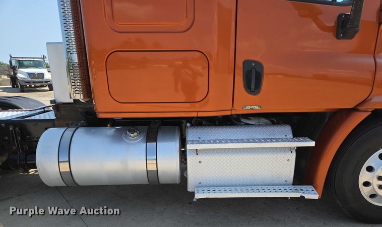 image for item ED2037 2015 Freightliner Cascadia semi truck