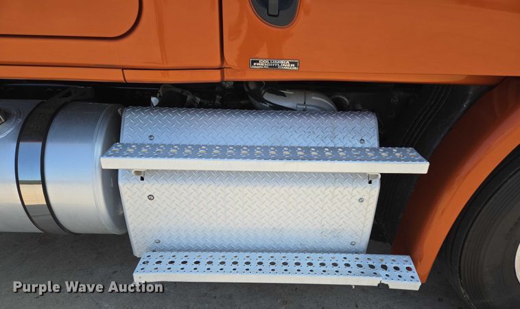 image for item ED2037 2015 Freightliner Cascadia semi truck