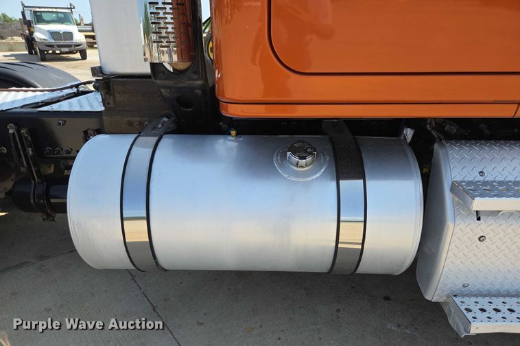 image for item ED2037 2015 Freightliner Cascadia semi truck