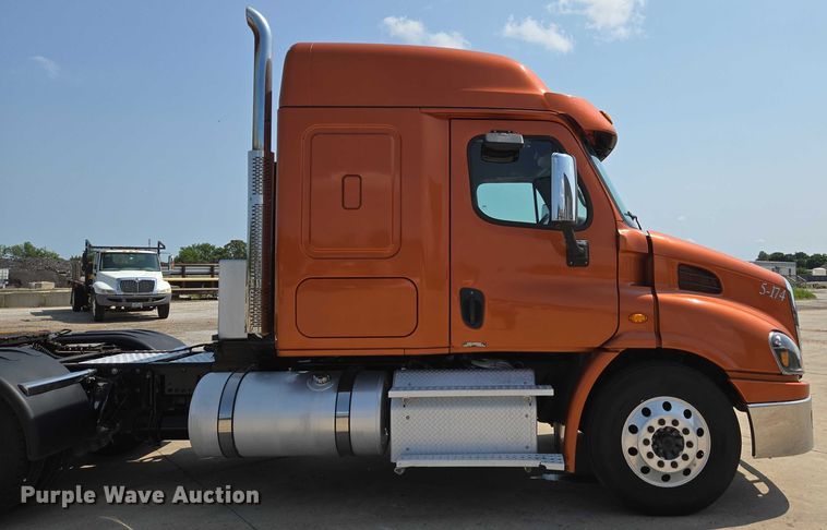 image for item ED2037 2015 Freightliner Cascadia semi truck
