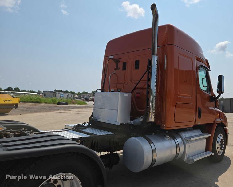 image for item ED2037 2015 Freightliner Cascadia semi truck