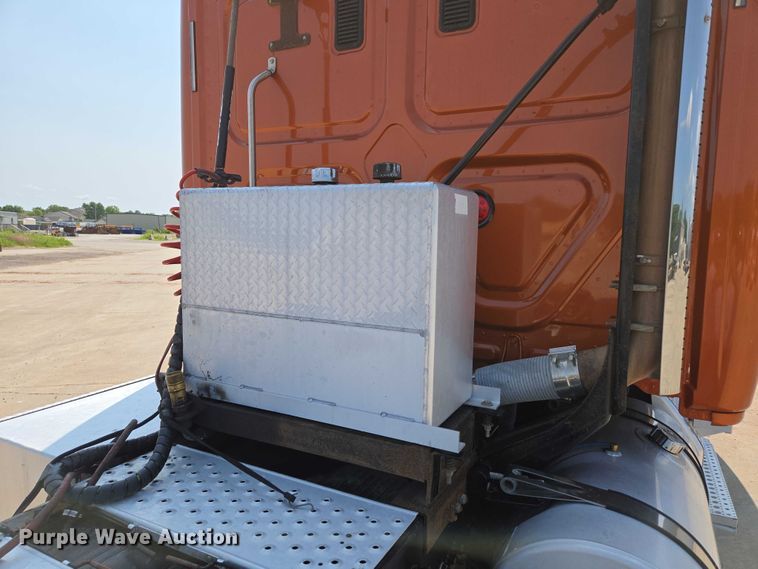 image for item ED2037 2015 Freightliner Cascadia semi truck