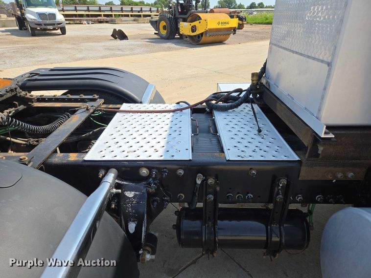 image for item ED2037 2015 Freightliner Cascadia semi truck