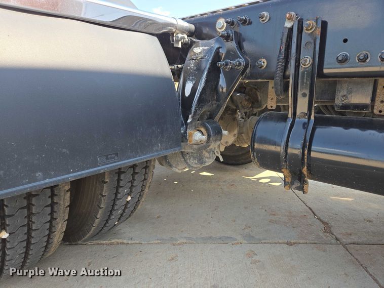 image for item ED2037 2015 Freightliner Cascadia semi truck