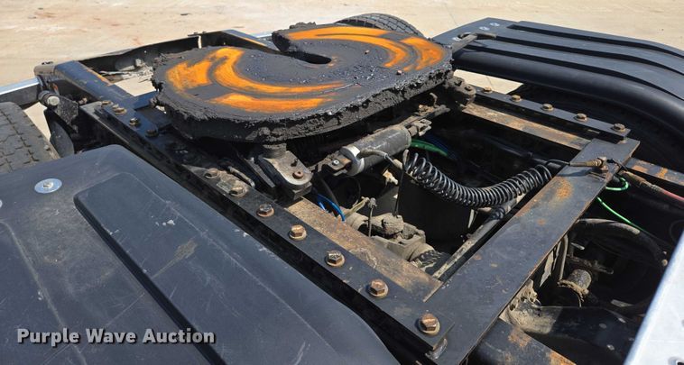 image for item ED2037 2015 Freightliner Cascadia semi truck