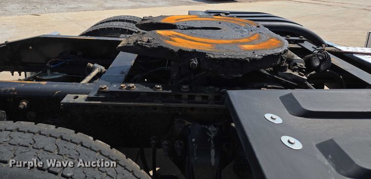 image for item ED2037 2015 Freightliner Cascadia semi truck