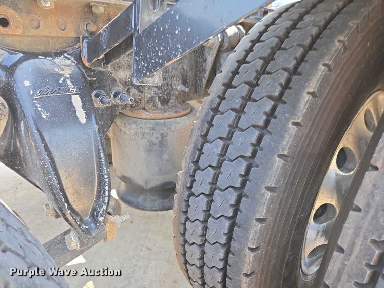 image for item ED2037 2015 Freightliner Cascadia semi truck