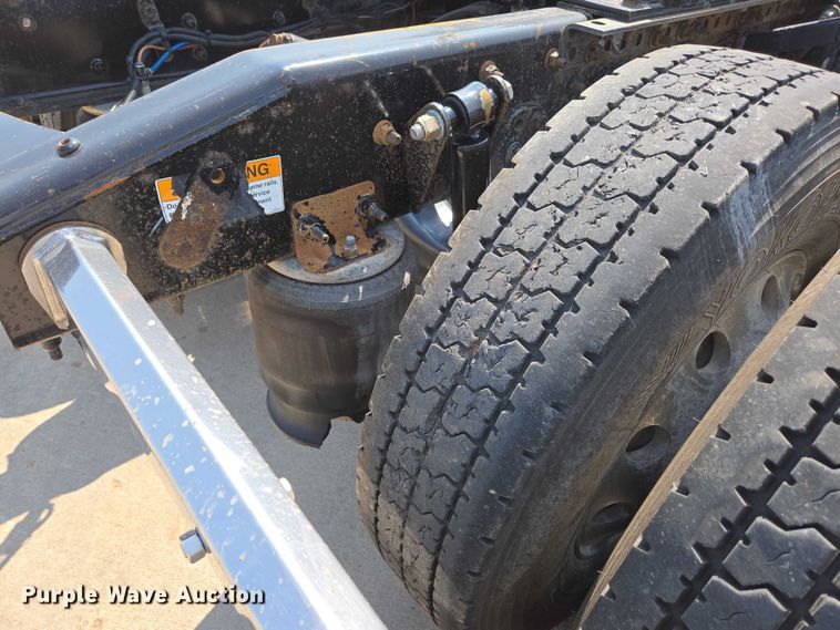 image for item ED2037 2015 Freightliner Cascadia semi truck