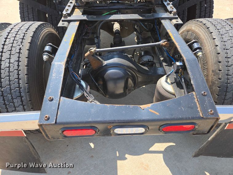 image for item ED2037 2015 Freightliner Cascadia semi truck