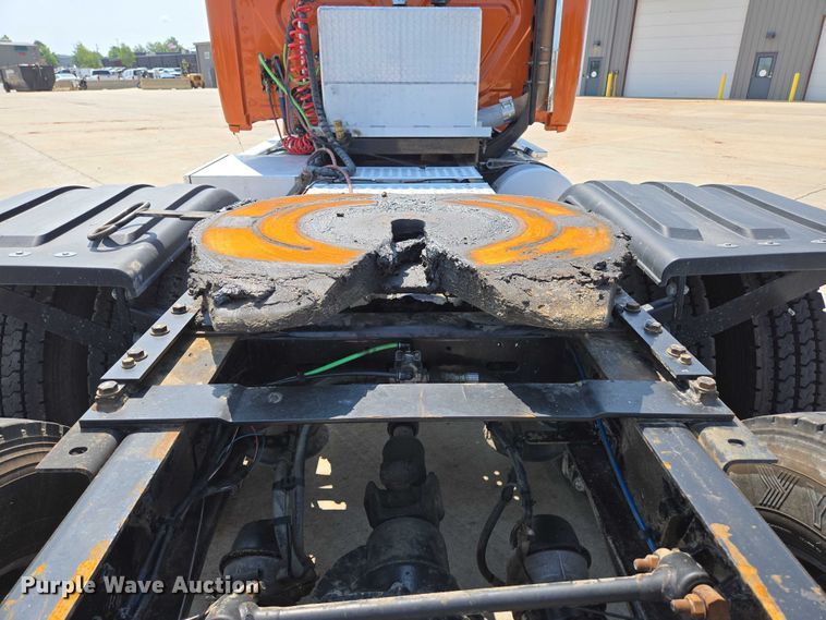 image for item ED2037 2015 Freightliner Cascadia semi truck