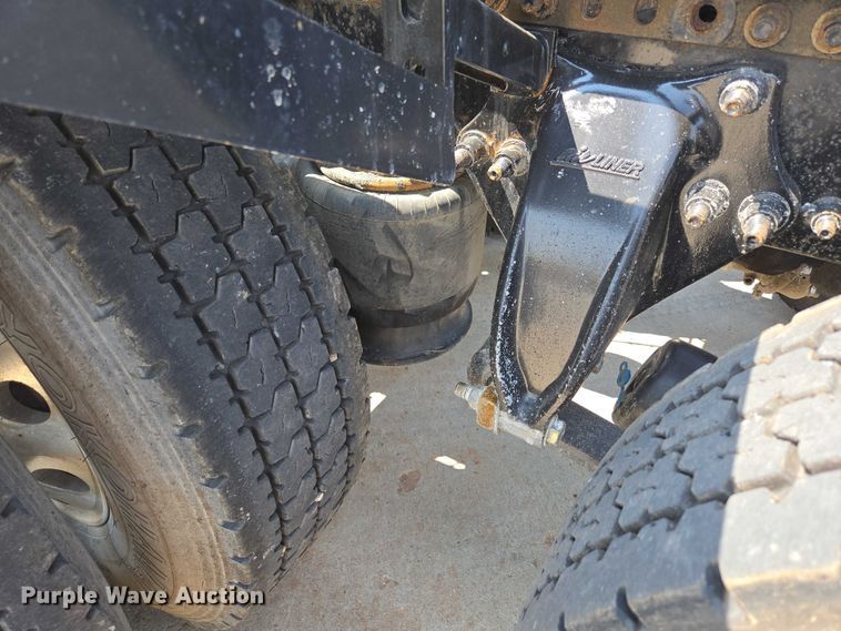 image for item ED2037 2015 Freightliner Cascadia semi truck