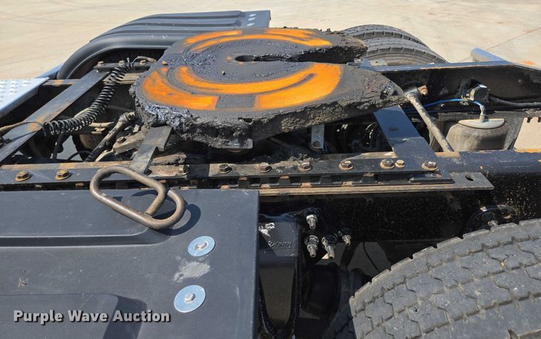 image for item ED2037 2015 Freightliner Cascadia semi truck