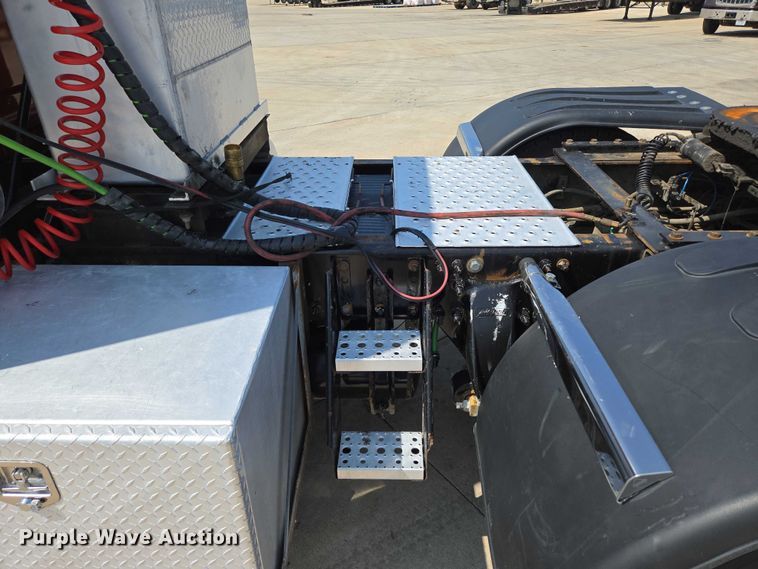 image for item ED2037 2015 Freightliner Cascadia semi truck