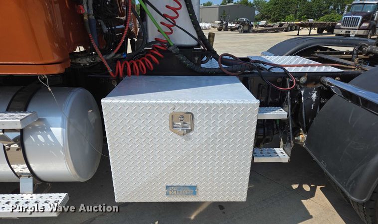 image for item ED2037 2015 Freightliner Cascadia semi truck