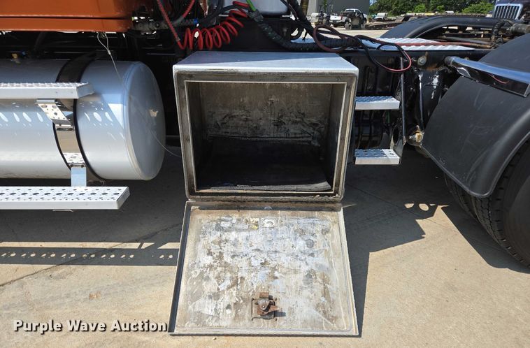 image for item ED2037 2015 Freightliner Cascadia semi truck