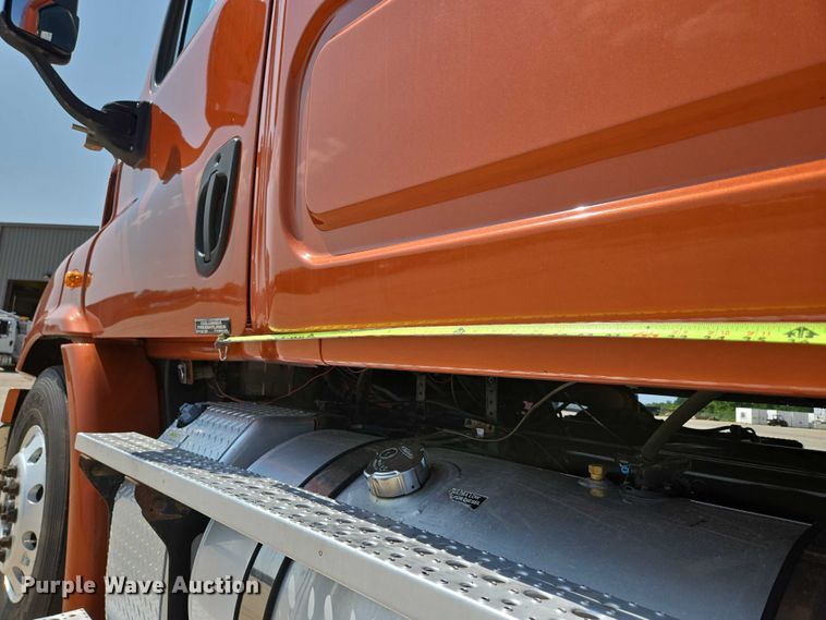 image for item ED2037 2015 Freightliner Cascadia semi truck