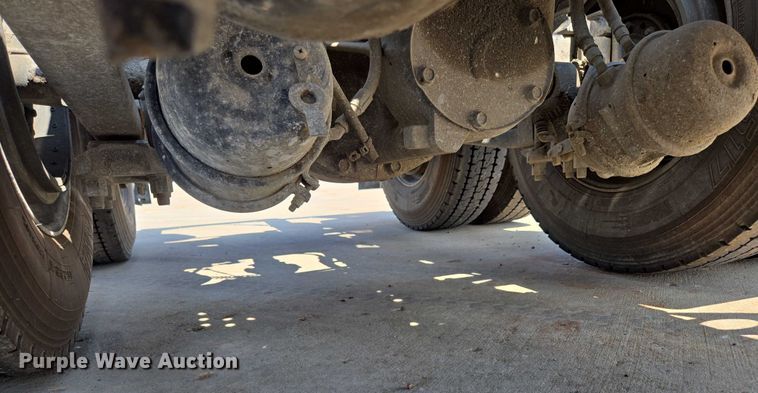 image for item ED2037 2015 Freightliner Cascadia semi truck