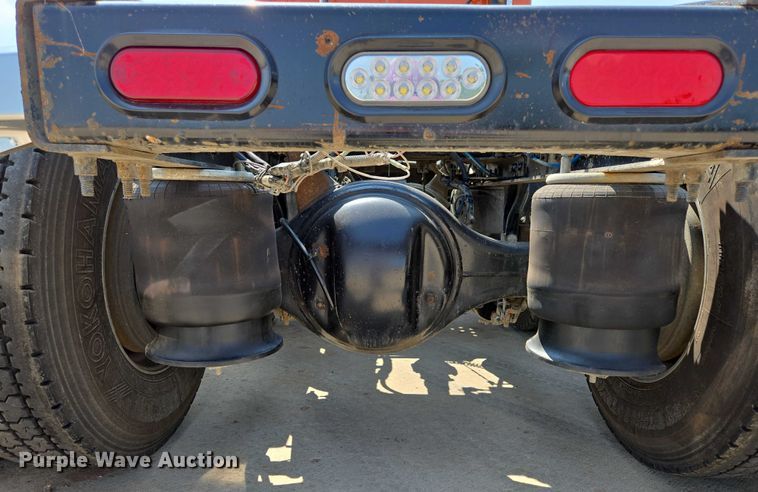 image for item ED2037 2015 Freightliner Cascadia semi truck