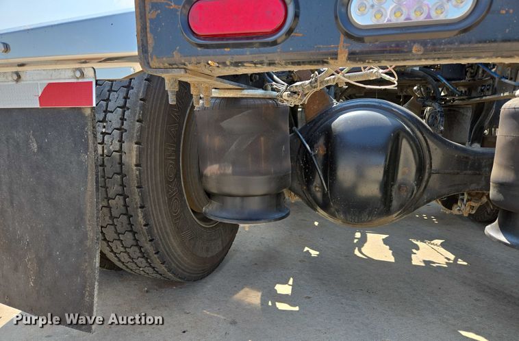 image for item ED2037 2015 Freightliner Cascadia semi truck