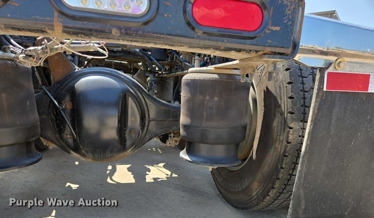 image for item ED2037 2015 Freightliner Cascadia semi truck