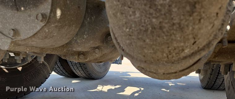 image for item ED2037 2015 Freightliner Cascadia semi truck