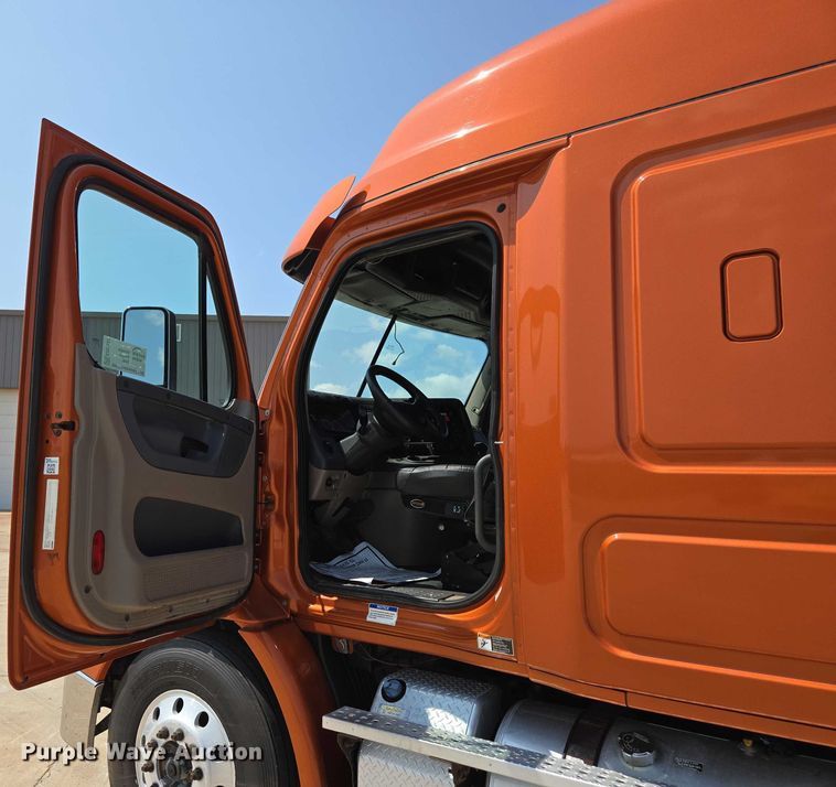 image for item ED2037 2015 Freightliner Cascadia semi truck