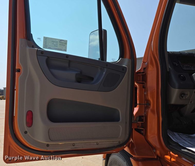 image for item ED2037 2015 Freightliner Cascadia semi truck