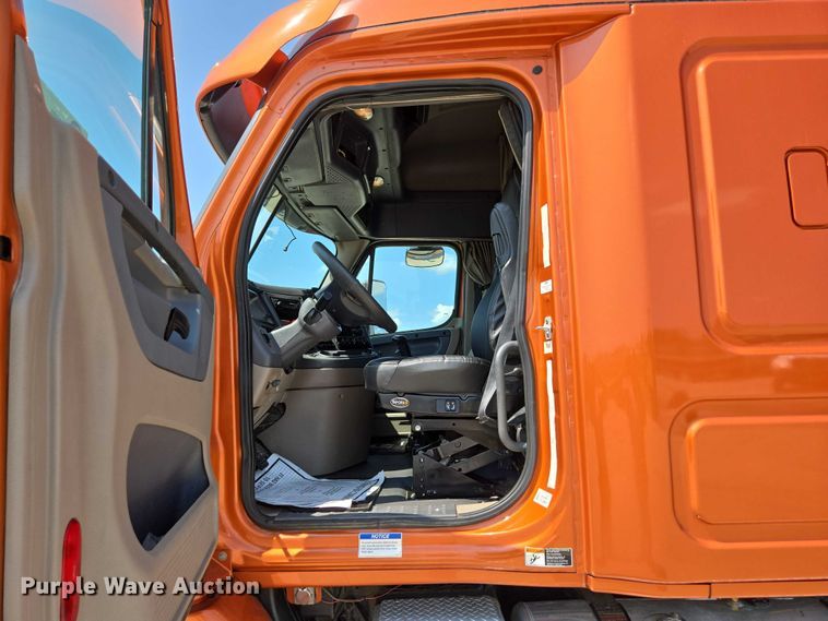 image for item ED2037 2015 Freightliner Cascadia semi truck