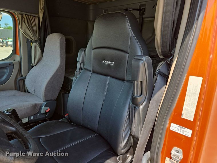 image for item ED2037 2015 Freightliner Cascadia semi truck