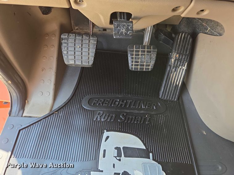 image for item ED2037 2015 Freightliner Cascadia semi truck