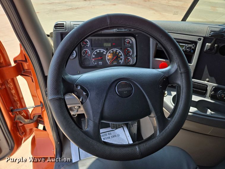 image for item ED2037 2015 Freightliner Cascadia semi truck