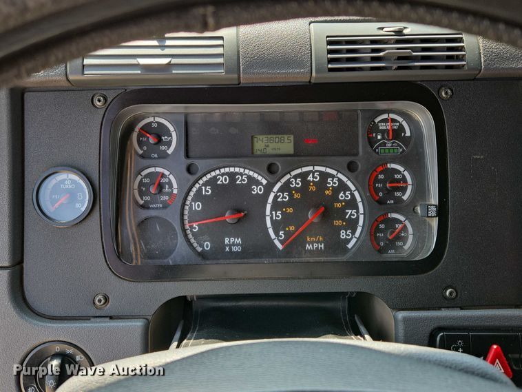 image for item ED2037 2015 Freightliner Cascadia semi truck