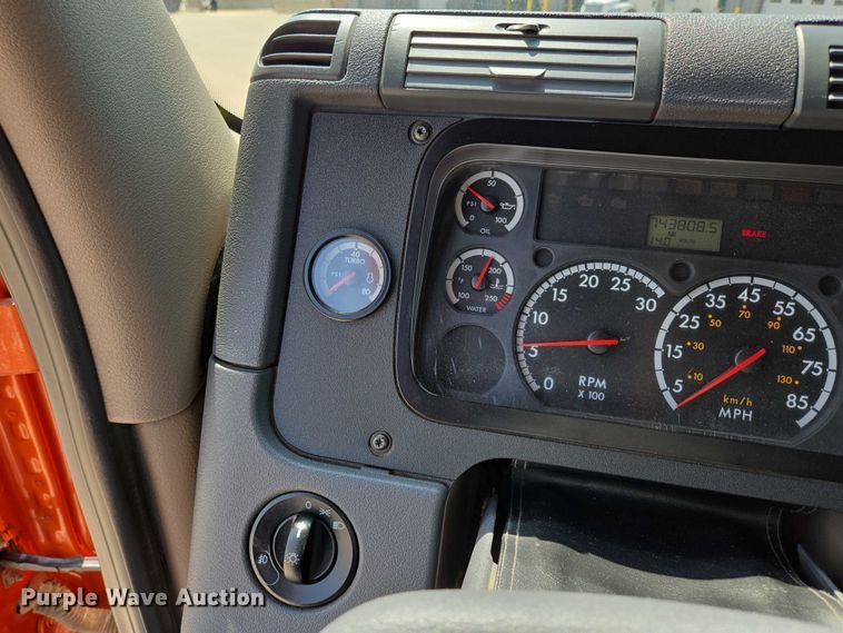 image for item ED2037 2015 Freightliner Cascadia semi truck