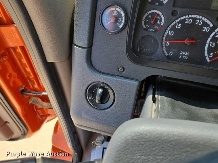 image for item ED2037 2015 Freightliner Cascadia semi truck