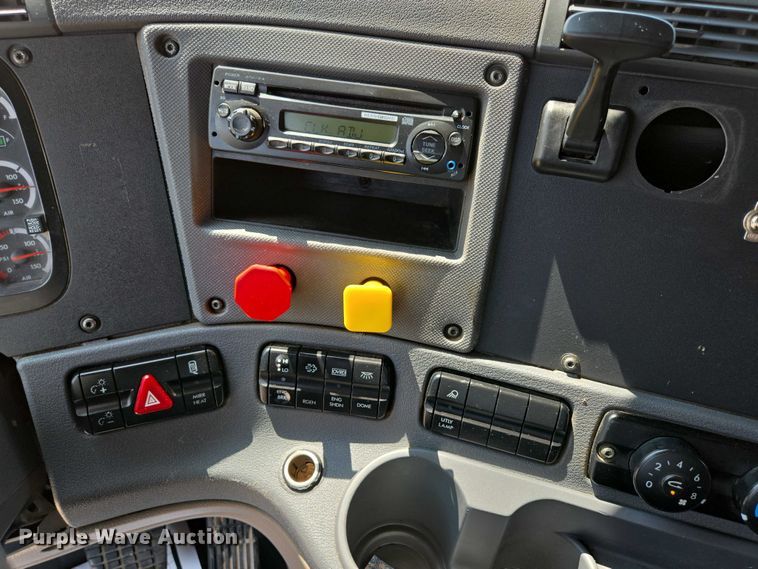 image for item ED2037 2015 Freightliner Cascadia semi truck