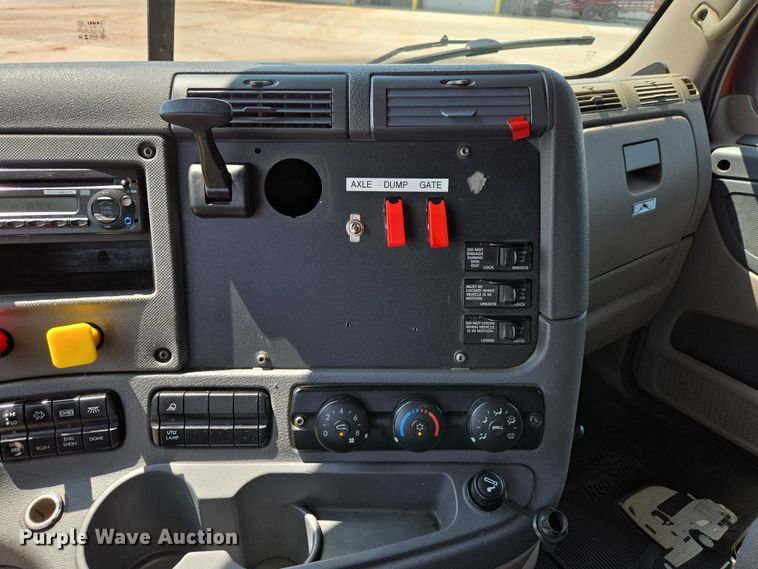 image for item ED2037 2015 Freightliner Cascadia semi truck