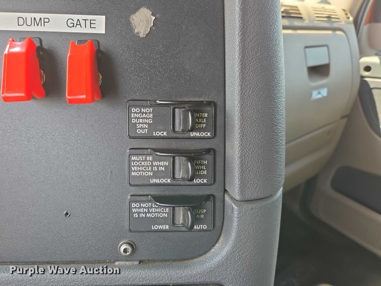 image for item ED2037 2015 Freightliner Cascadia semi truck