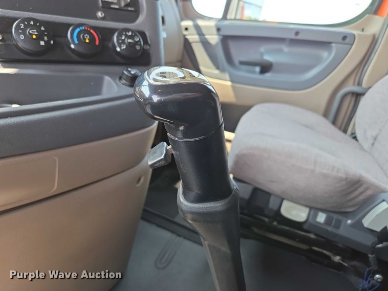 image for item ED2037 2015 Freightliner Cascadia semi truck